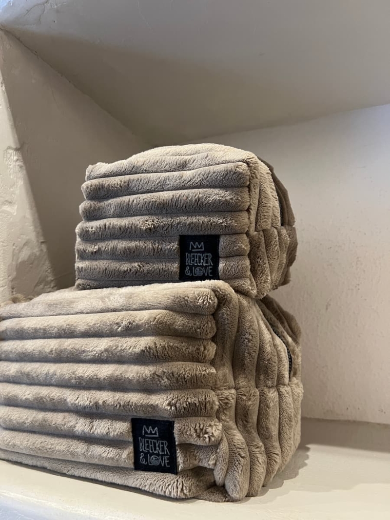 Snuggle Pouch Bleecker and Love