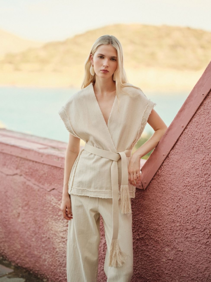 Devotion Twins Olive sleeveless cotton jacket off white model look